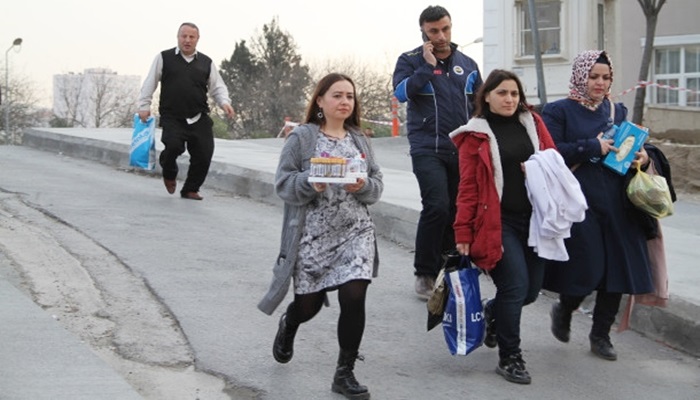 Çatlayan poliklinik binası kapatıldı, doktorlar eşyalarını alarak ayrıldı