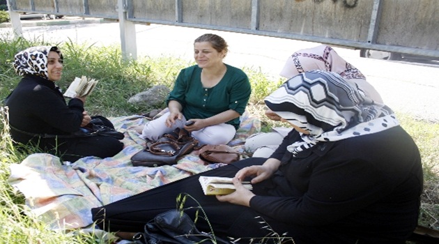 Çocuklar sınava girdi, anneler dua etti