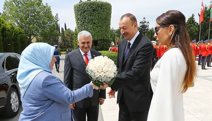 Başbakan Yıldırım Azerbaycan'da resmi törenle karşılandı