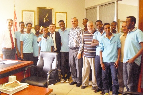 Kimse Yok Mu, Somalili öğrencilerle yakından ilgileniyor