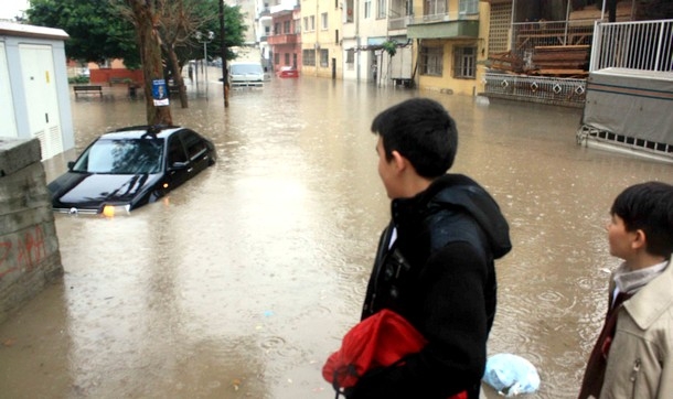 Mersin'de sağanak yağmur su baskınlarına neden oldu