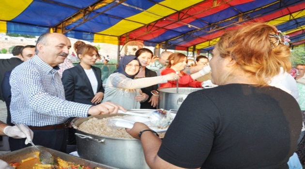 Müezzinoğlu, Ramazan çadırında iftar yemeği dağıttı