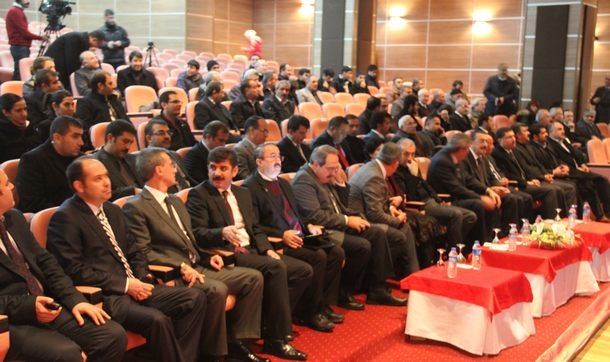 Diyarbakır'daki tarihi sempozyum Said-i Nursi'nin reçetesiyle başladı
