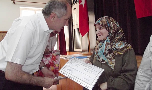 62 yaşında okumayı öğrendi kaymakamdan ehliyet kursuna yazdırmasını istedi
