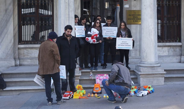 Dershanelerin kapatılmasına oyuncaklı protesto
