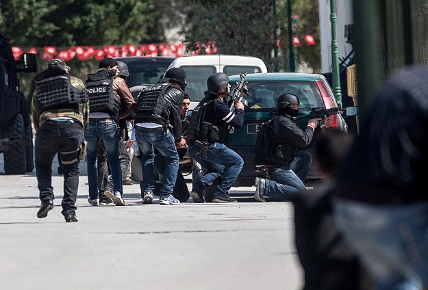 Tunus'ta müzeye baskın: 17 turist öldü