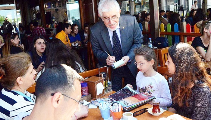 Emekli profesör öğrencilere yardım için garson oldu
