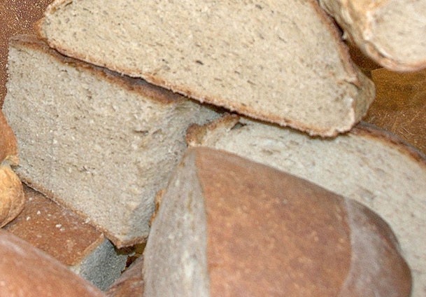 Esmer ekmekten yanık kokuları geliyor