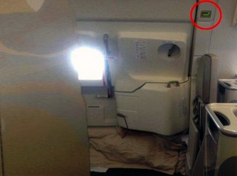 Uçağın kapısı havada açıldı!