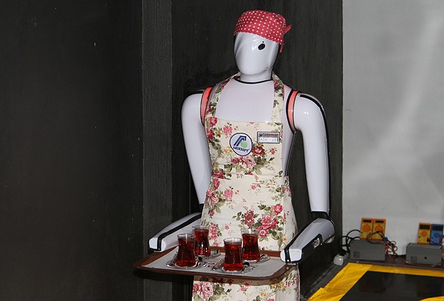 Bu kafede robot garsonlar servis yapıyor