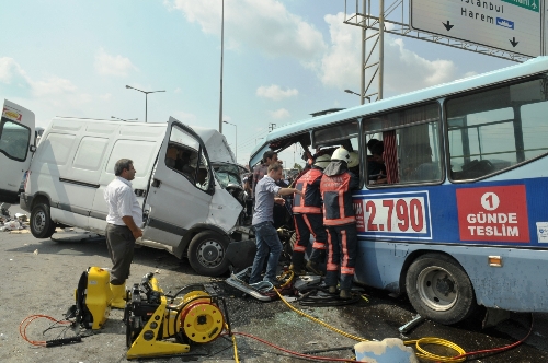 Tuzla'da trafik kazası: 13 yaralı