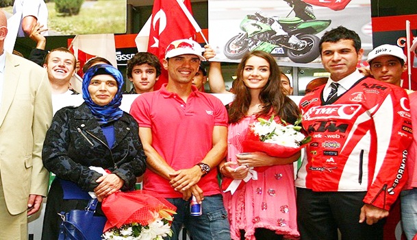 Şampiyon çiçeklerle karşılandı