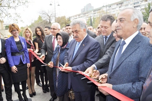 Bakan Yazıcı Bakü'de mağaza açılışı yaptı