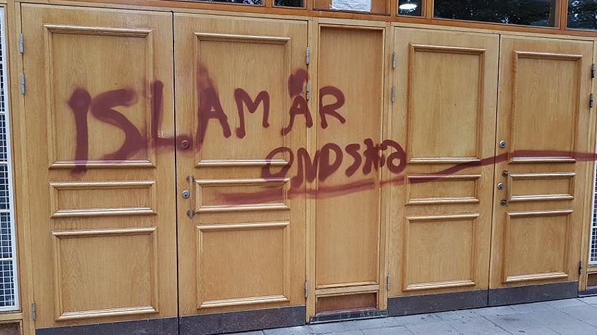 Stockholm'deki bir caminin kapısına "İslam kötülük dinidir" yazıldı
