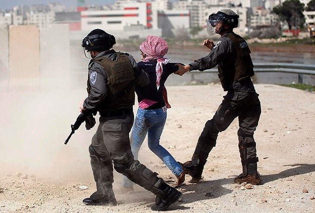 İsrail askerleri 8 Filistinliyi gözaltına aldı