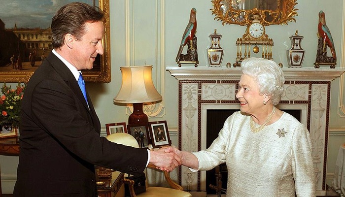 Cameron ile kraliçenin 'yolsuzluk' sohbeti mikrofonlara takıldı