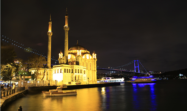Boğaziçi Köprüsü BM mavisine büründü