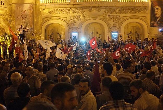 Tunus'ta "teröre ve darbeye hayır" gösterileri