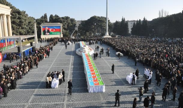 Azerbaycan'da dayanışma günü için 52 metrelik pasta yapıldı