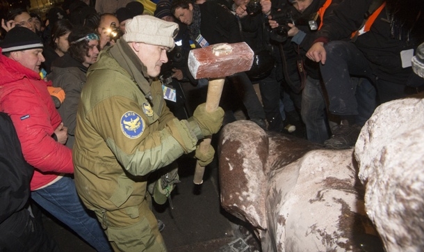 Rusya, Ukrayna'da Lenin heykelinin yıkılmasını kınadı
