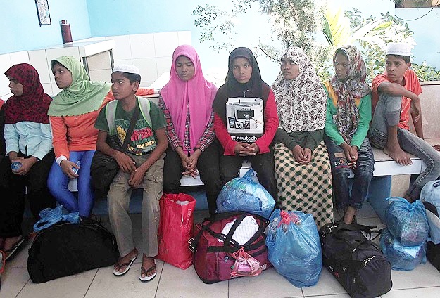 Rohingya Müslümanları savaş gemileriyle ablukaya alındı