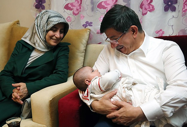 Başbakan Davutoğlu Türkmen aile ile iftar yaptı