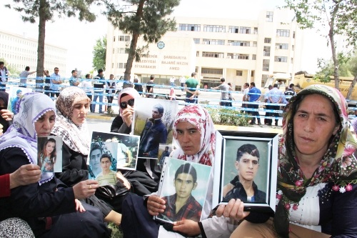 Belediye bahçeyi kapattı, anneler evlatlarını orta refüjde bekliyor
