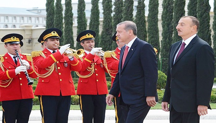 Azerbaycan'da Erdoğan resmi törenle karşılandı