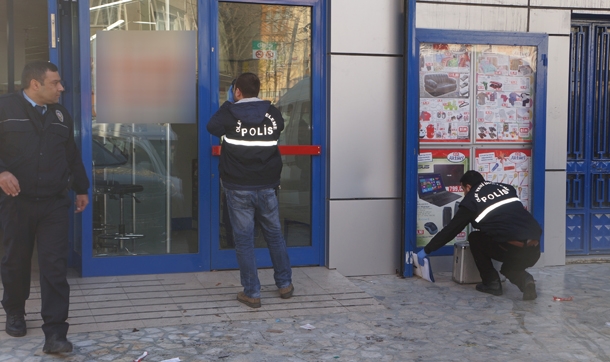 Markete ekmek getiren fırıncı, soygunu engelledi