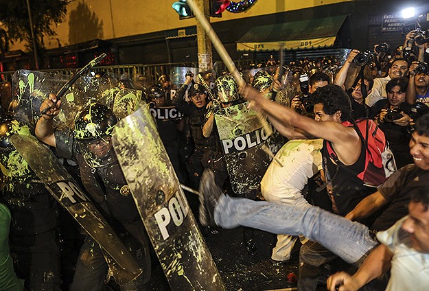 Peru'da işçiler hükümeti protesto etti