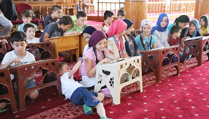 Küçüklerle büyükler camilerde buluştu