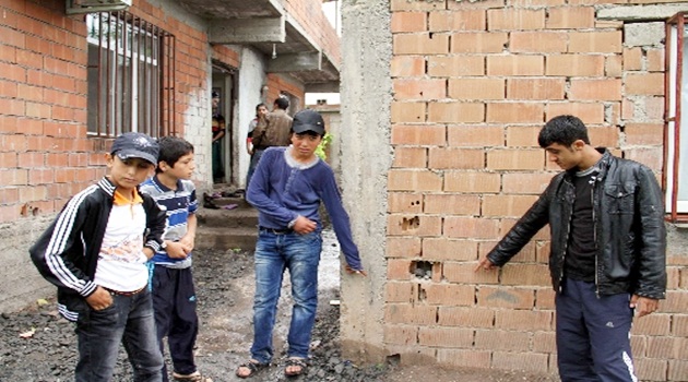 Annesine hediye almak isterken sahipsiz bombanın kurbanı oldu