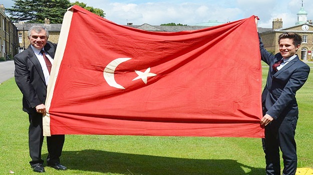 Osmanlı bayrağı Türkiye'ye iade edildi