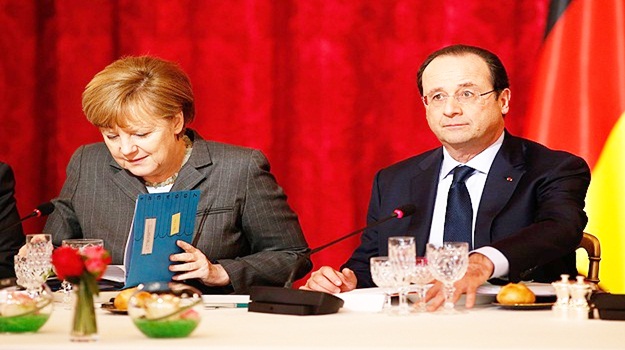 Hollande ve Merkel'den Ukrayna'ya yaptırım talebi