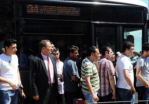 Uzun otobüs kuyruğuna son
