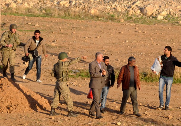 Suriye ordusundan kopuşlar sürüyor