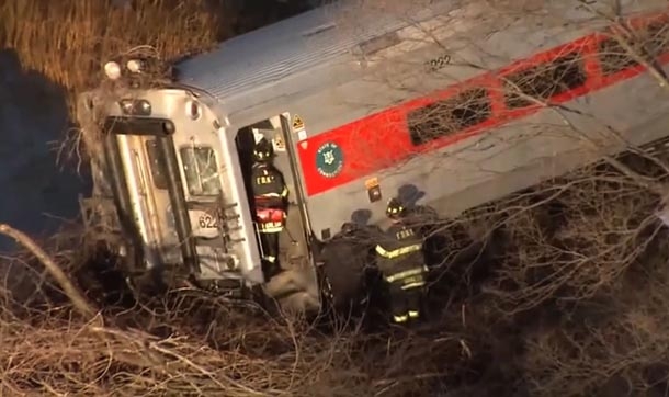 New York'ta tren raydan çıktı; 4 ölü, 67 yaralı