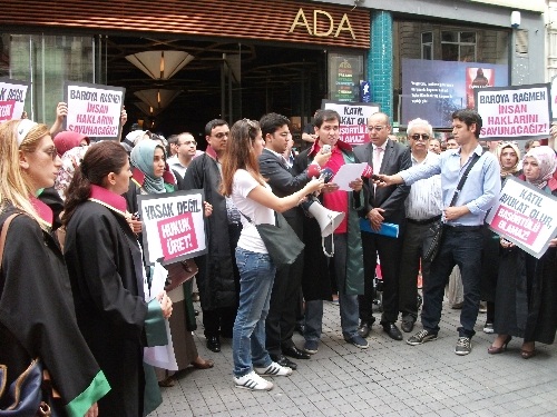 Hukukçular, İstanbul Barosu'nun başörtü yasağını protesto etti