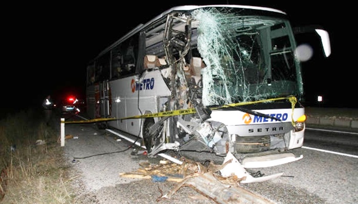 Yozgat'ta yolcu otobüsü kamyona arkadan çarptı 1 ölü, 5 yaralı