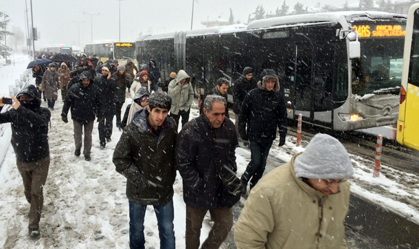 Metrobüs yolcuları karda yaya kaldı