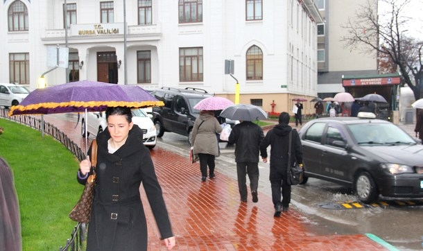 Kar bekleyen Bursalılar, sabah yağmur sürpriziyle karşılaştı
