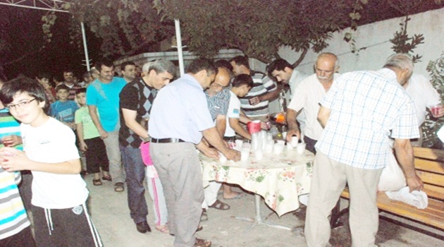 Teravihten sonra kar helvası ikram ediliyor