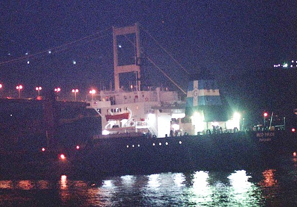 Dümeni kilitlenen gemi korkuttu