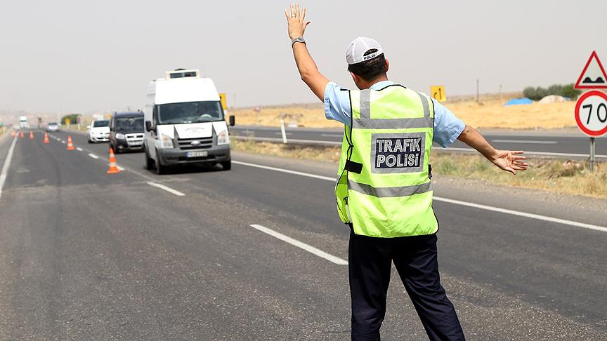 Van'da kaçan minibüs sürücüsünün çarptığı polis şehit oldu