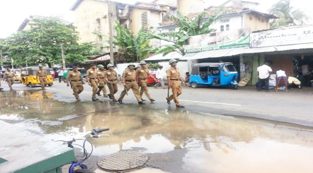Sri Lanka'da fanatik Budistler akşam namazında camiyi taşladı