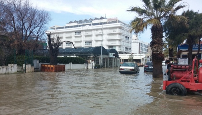 İzmir Çeşme'de ev ve işyerleri su altında