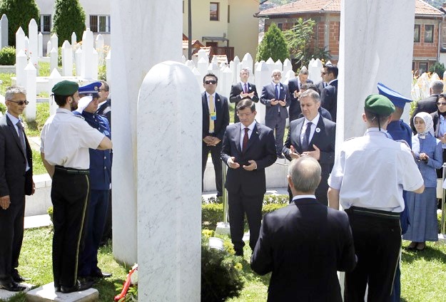 Davutoğlu Aliya İzzetbegoviç'in kabrini ziyaret etti