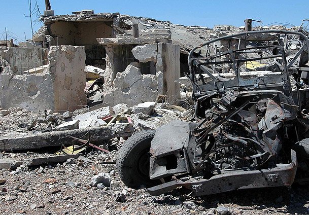 Esed Lübnan köyünü bombaladı