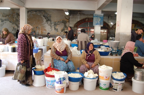 Katık Pazarı'nda satılan ürünlerle iki nesil yetişti'