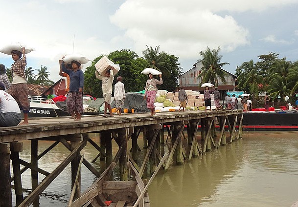 Myanmar'da 110 bin kişi evinden oldu